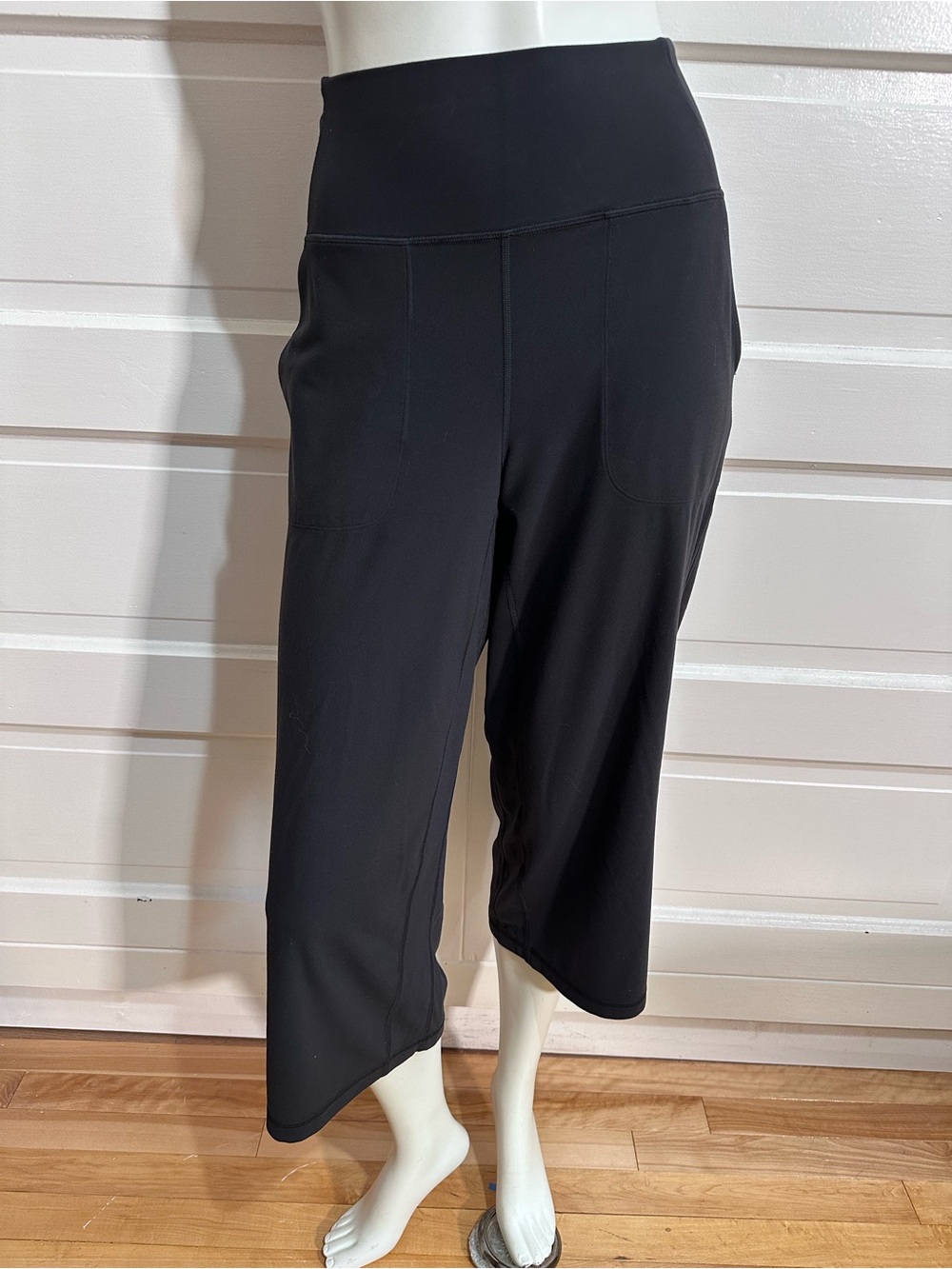 Lululemon Align Wide Leg Super-High-Rise Crop *23" Size 8 Black Soft Nulu $118